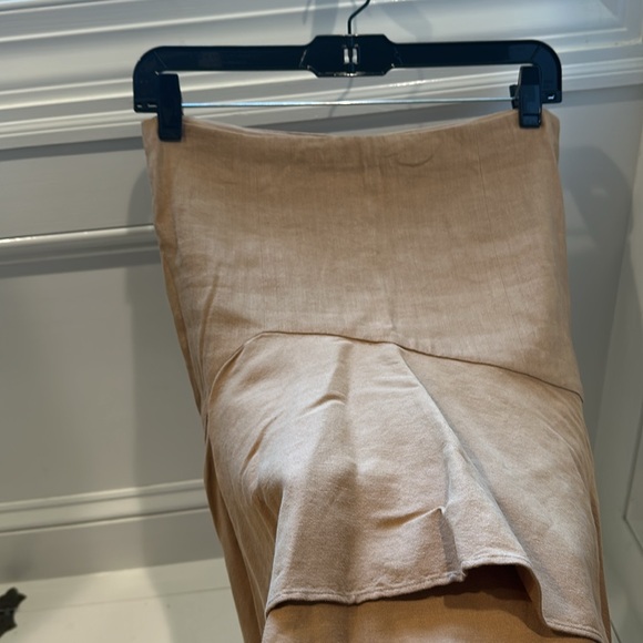 Alice + Olivia linen skirt shorter at front longer at the back camel color - Picture 3 of 5